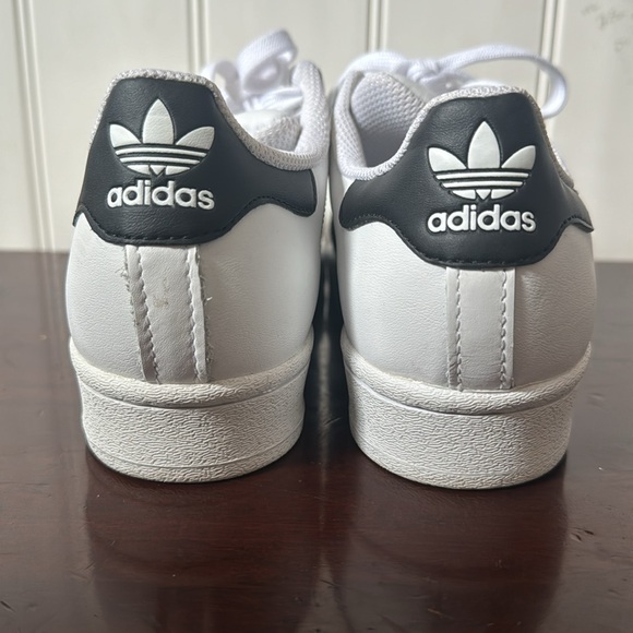 Big kids US size 4 1/2 Adidas Superstar sneakers - Picture 4 of 7